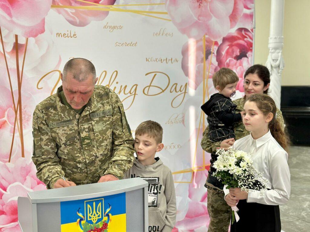 В Одесской области в День святого Валентина поженилась пара пограничников (фото)