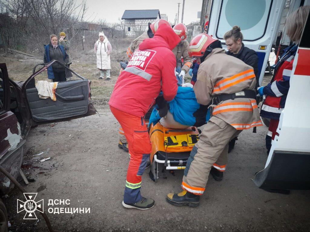 Під Одесою чоловіка витягували з понівеченого автомобіля