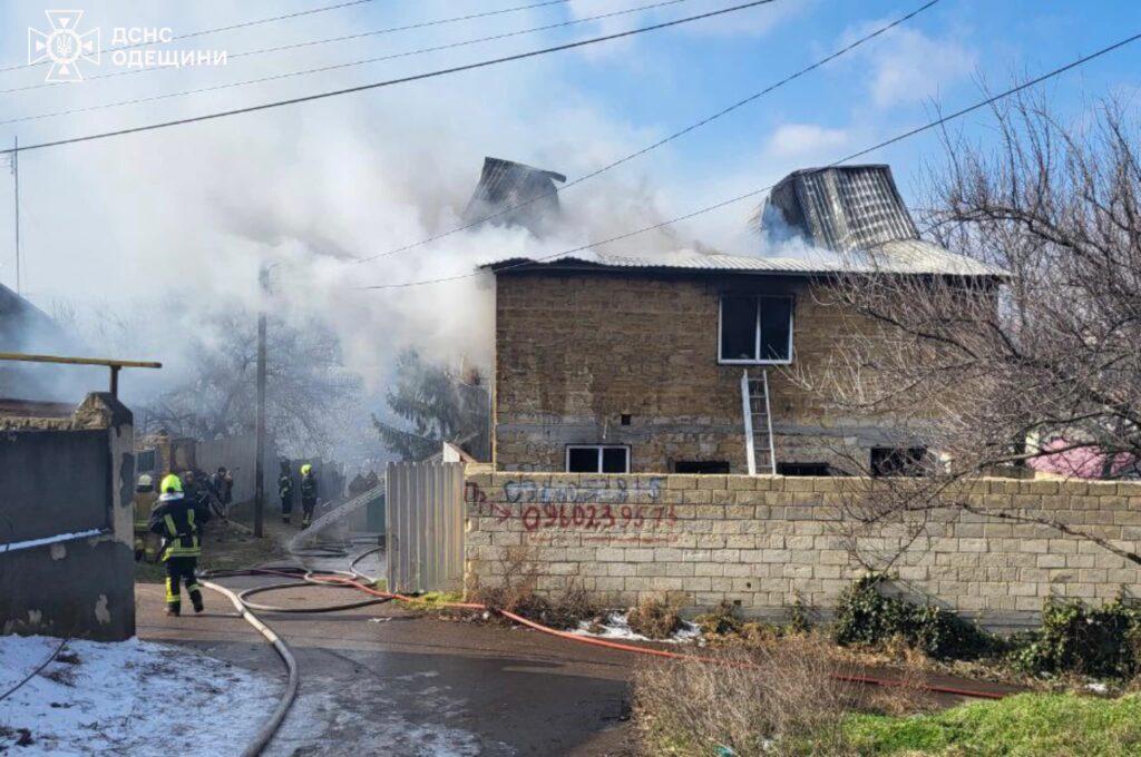 На Одещині гасили масштабну пожежу: врятовані  дві собаки та котик (фото)