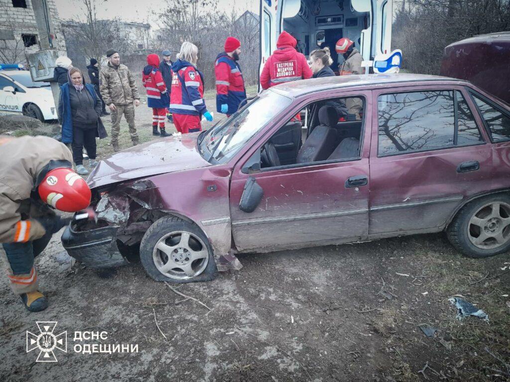 Під Одесою чоловіка витягували з понівеченого автомобіля