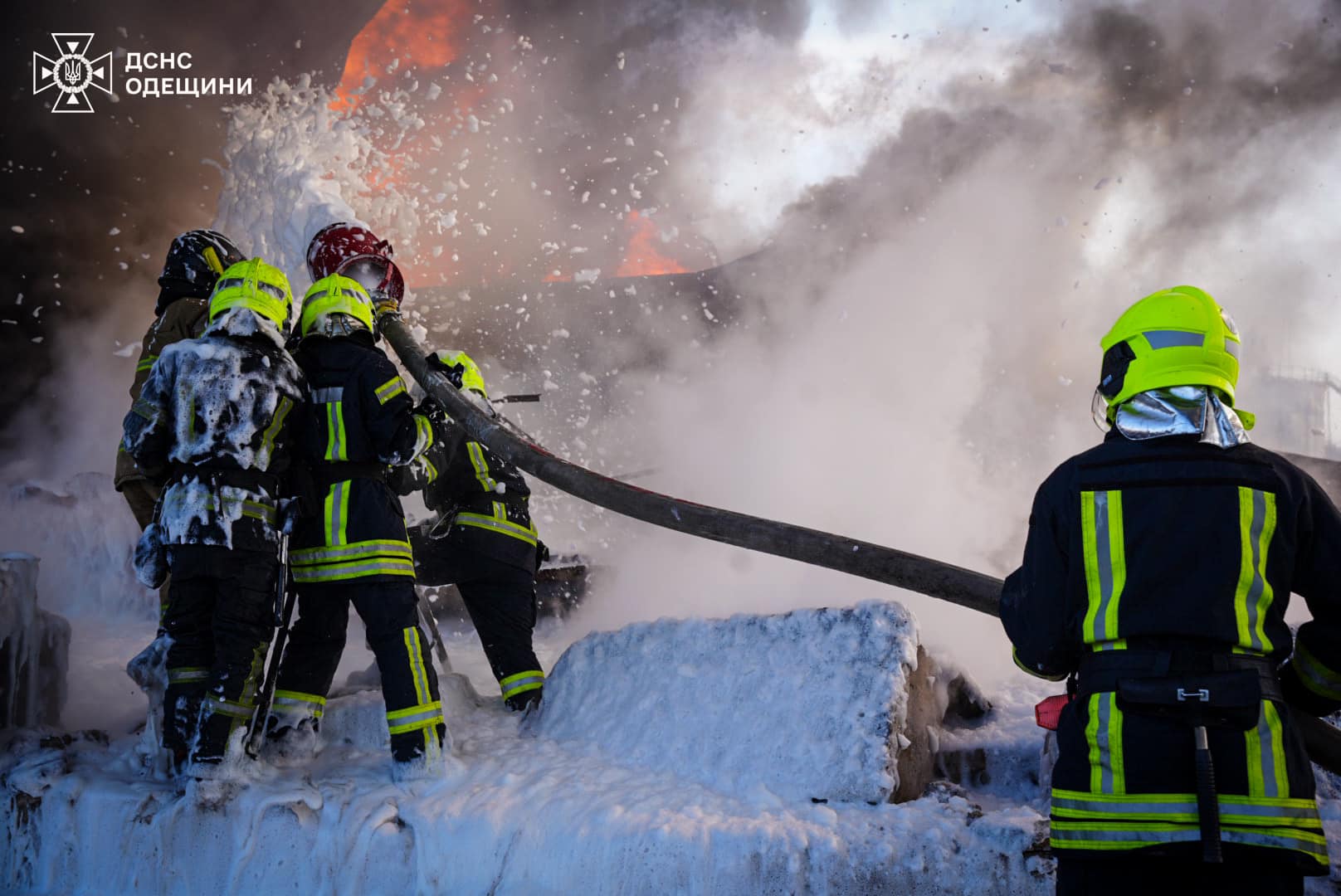 Вісім десятків одеських рятувальників гасили резервуар із залишками нафтопродуктів (фото, відео)