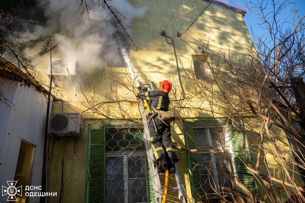 В Одессе тушили пожар: пострадали мужчина и ребенок