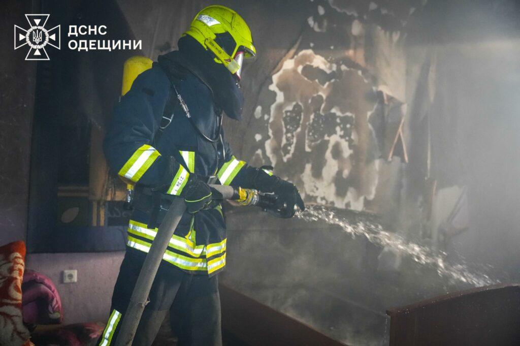 В Одесі гасили пожежу в багатоповерхівці: врятована дівчина (фото, відео)