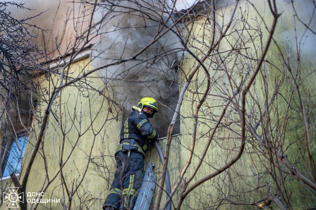 В Одессе тушили пожар: пострадали мужчина и ребенок