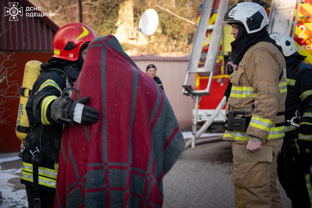 В Одессе тушили пожар: пострадали мужчина и ребенок