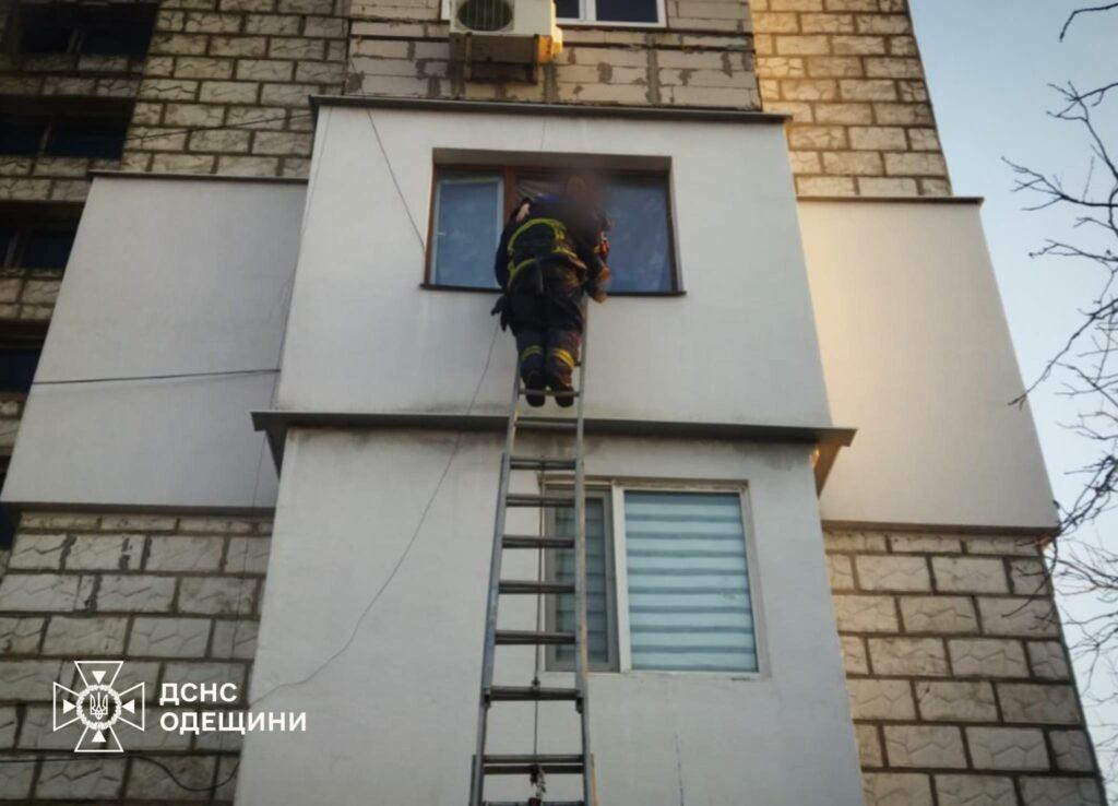 У місті під Одесою з задимленої квартири врятували дитину (фото)