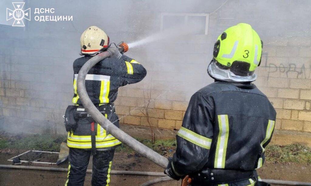 На Одещині гасили масштабну пожежу: врятовані  дві собаки та котик (фото)