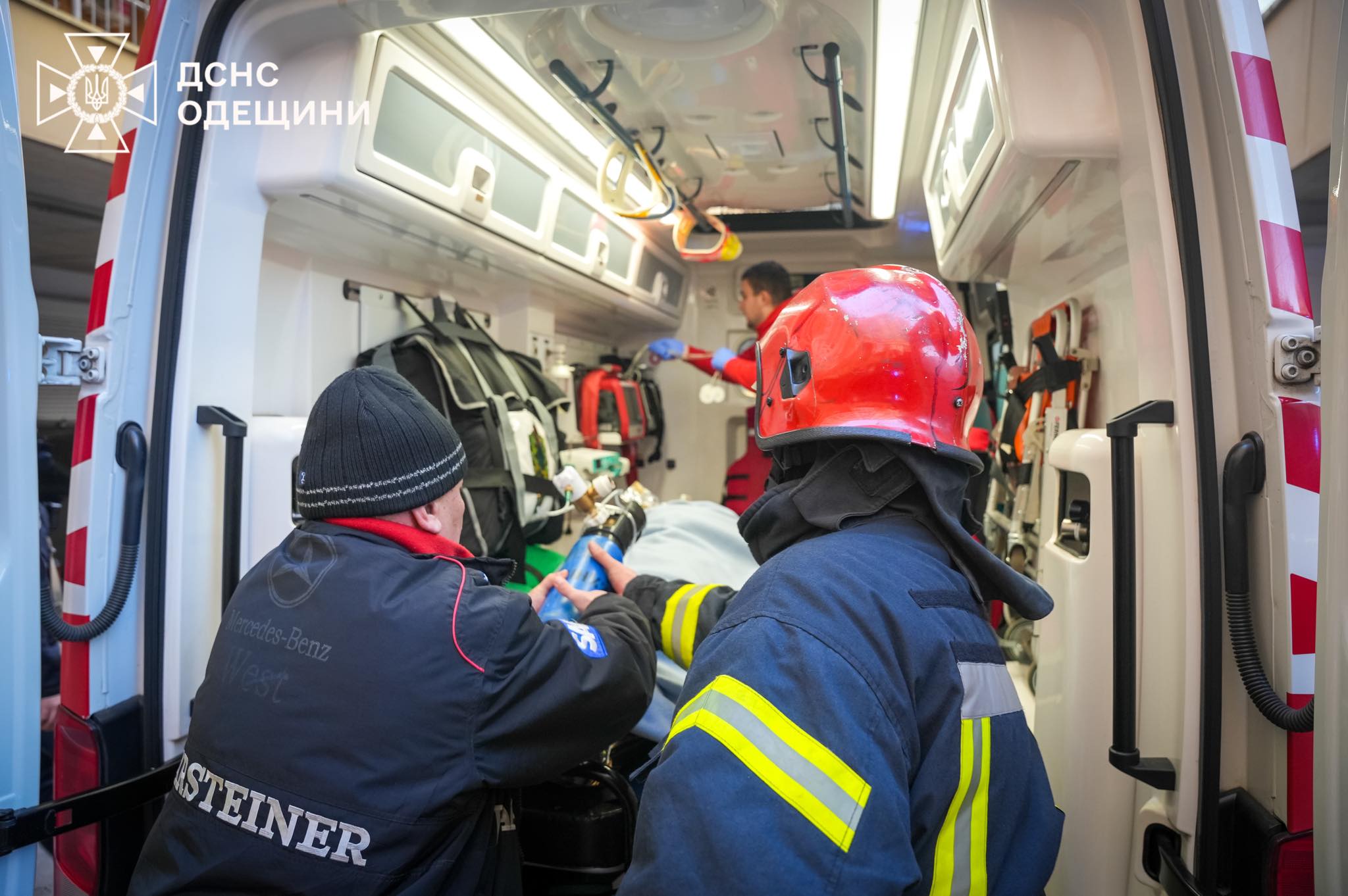 В Одесі гасили пожежу в багатоповерхівці: врятована дівчина (фото, відео)