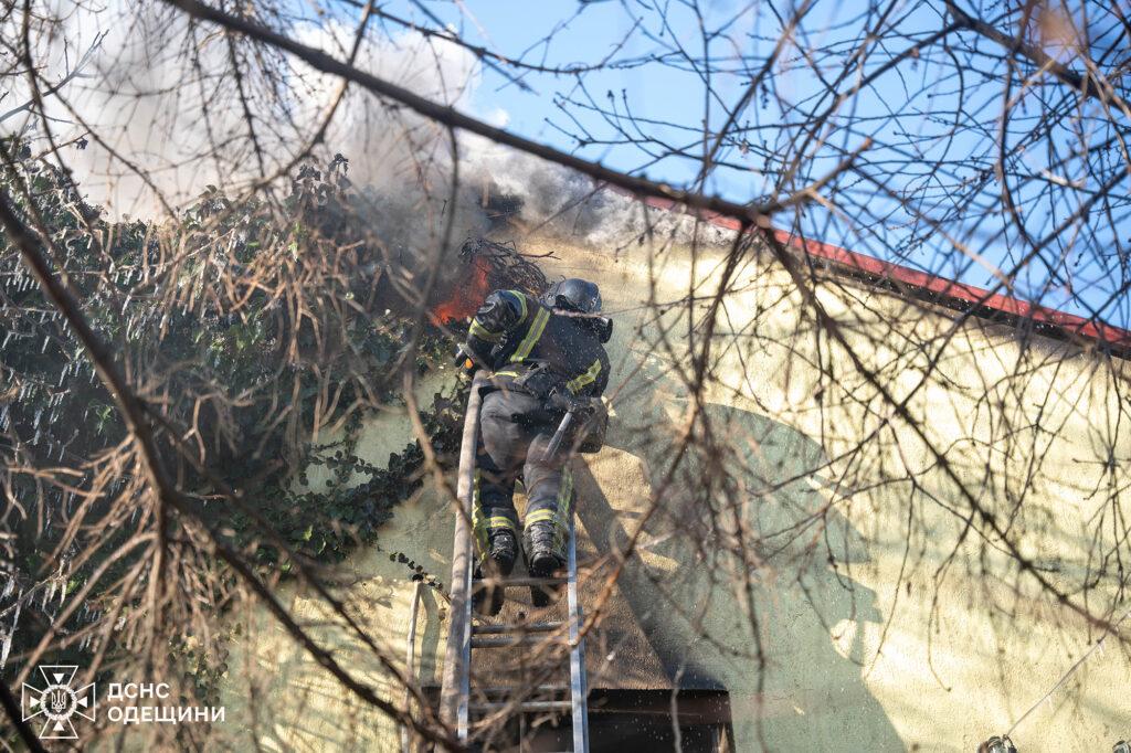 В Одессе тушили пожар: пострадали мужчина и ребенок