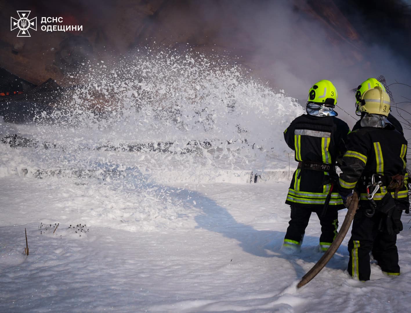 Вісім десятків одеських рятувальників гасили резервуар із залишками нафтопродуктів (фото, відео)