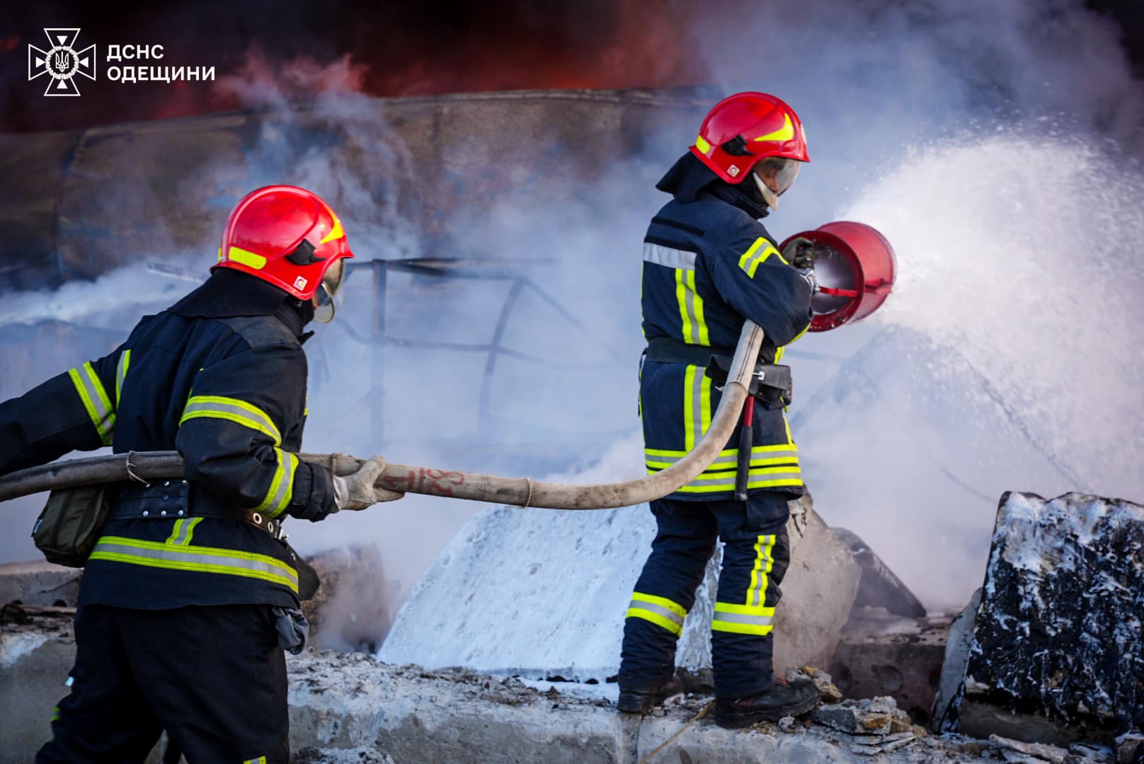 Вісім десятків одеських рятувальників гасили резервуар із залишками нафтопродуктів (фото, відео)