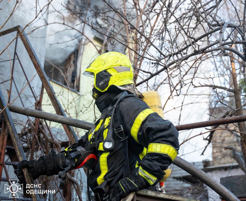 В Одессе тушили пожар: пострадали мужчина и ребенок