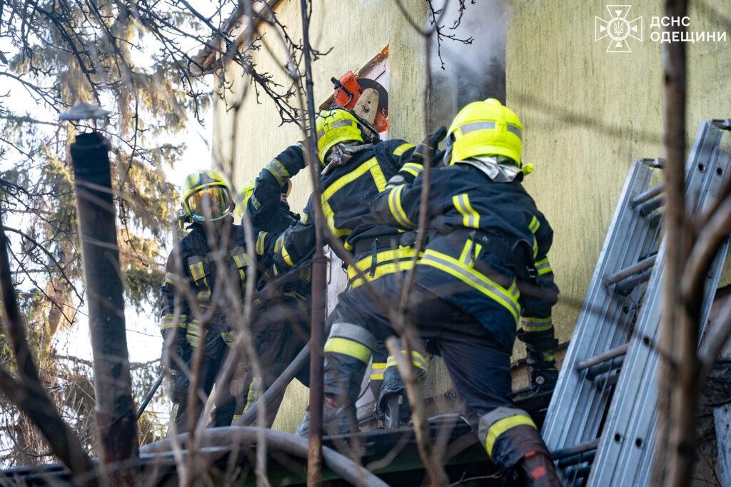 В Одессе тушили пожар: пострадали мужчина и ребенок