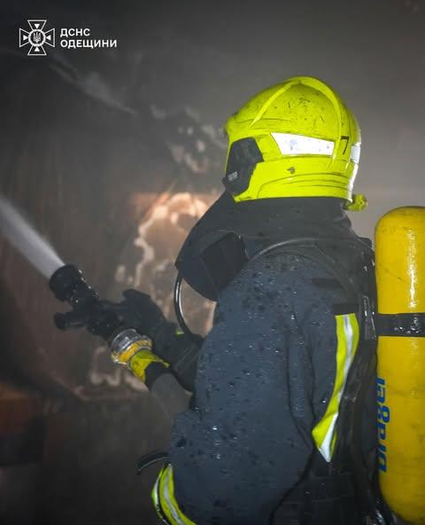 В Одесі гасили пожежу в багатоповерхівці: врятована дівчина (фото, відео)