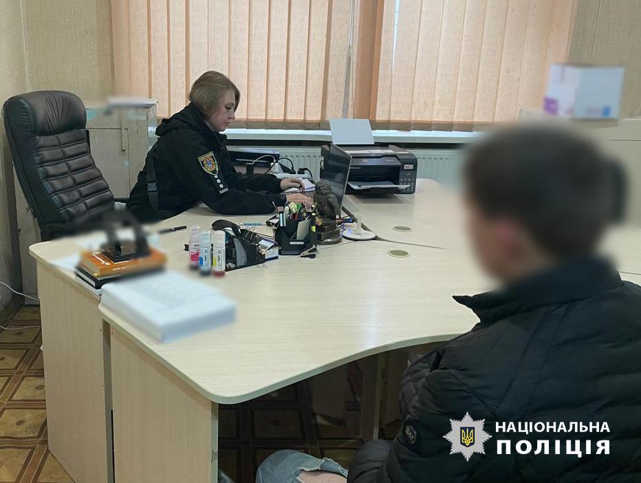 Пограбував і травмував жінку: неповнолітньому одеситу “світить” до 10 років за гратами