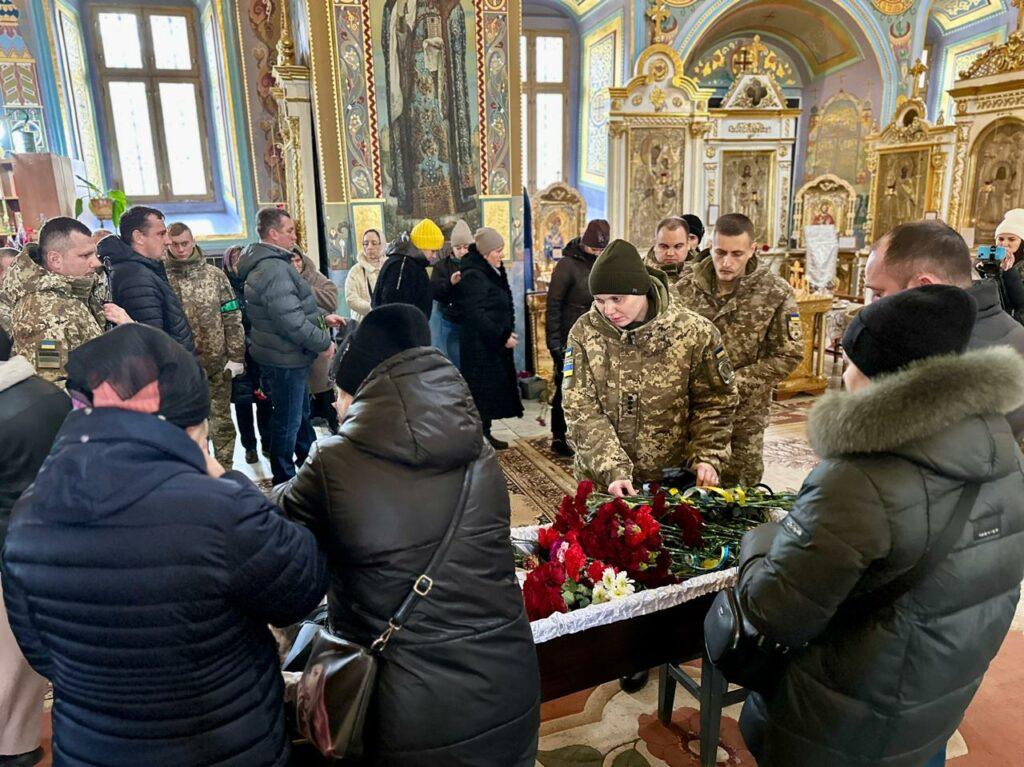 Вернулся на щите: в Одесской области простились с героем-пограничником (фото)