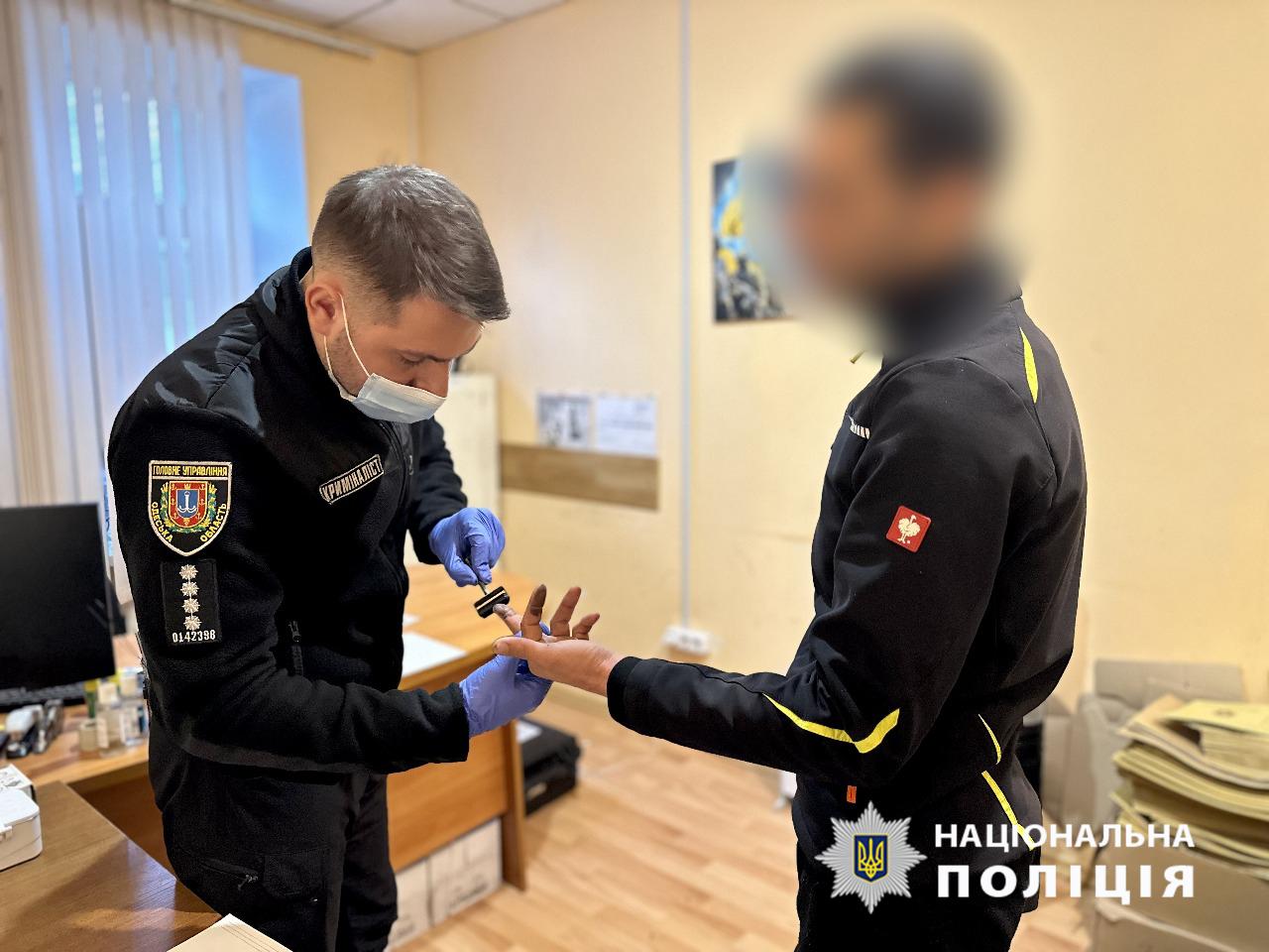 Підпал авто у паркінгу багатоповерхівки в Аркадії: одеська поліція затримала підозрюваного (фото, відео)