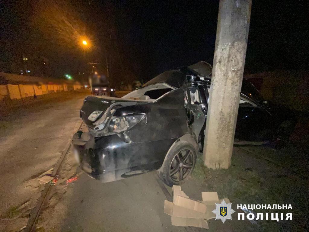 В Одесі водій іномарки в’їхав в електроопору: пасажир не вижив (фото)