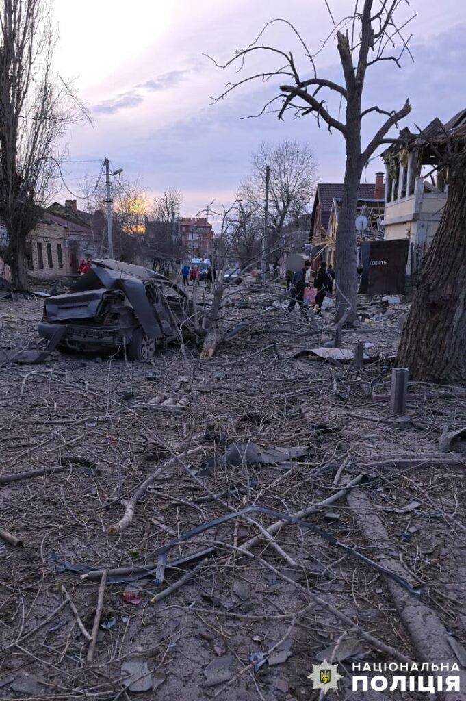 В Херсонской области за прошедшие сутки в результате российских атак один человек погиб и 14 ранены, среди пострадавших — двое детей и полицейский