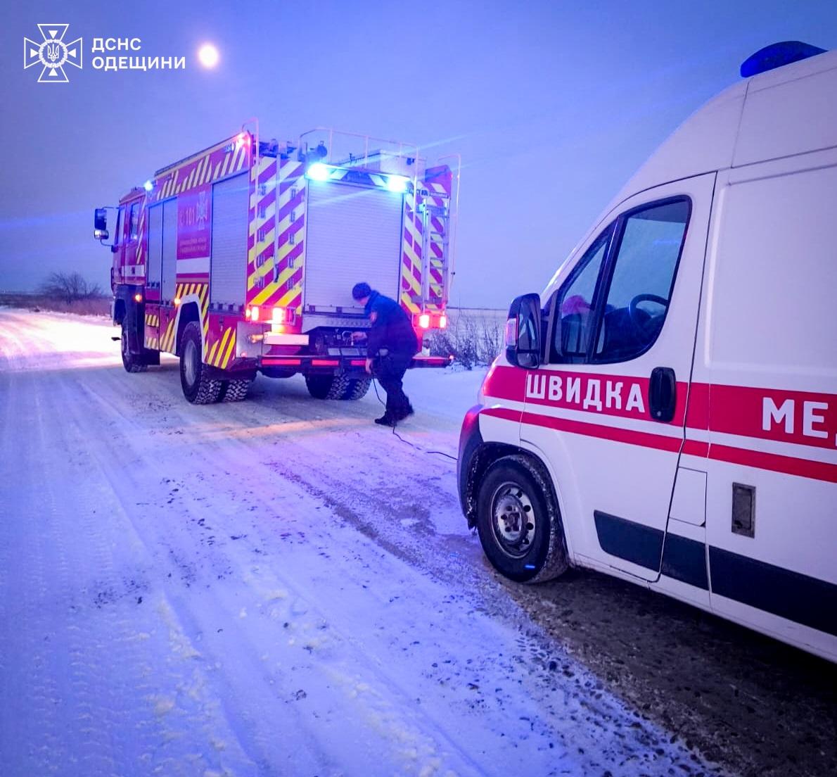 В Одесской области карета «скорой» из-за гололеда оказалась в кювете (фото)