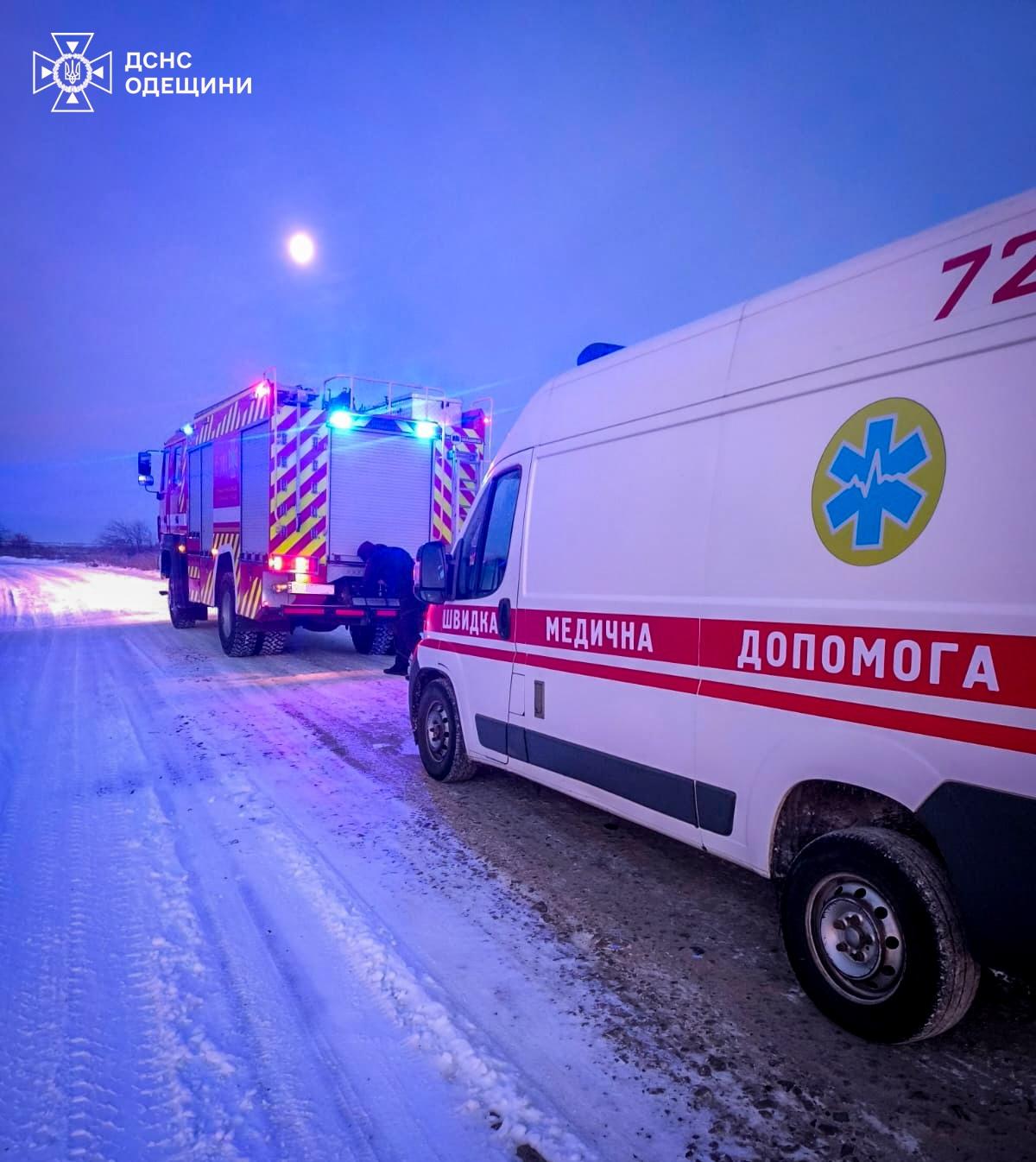 В Одесской области карета «скорой» из-за гололеда оказалась в кювете (фото)