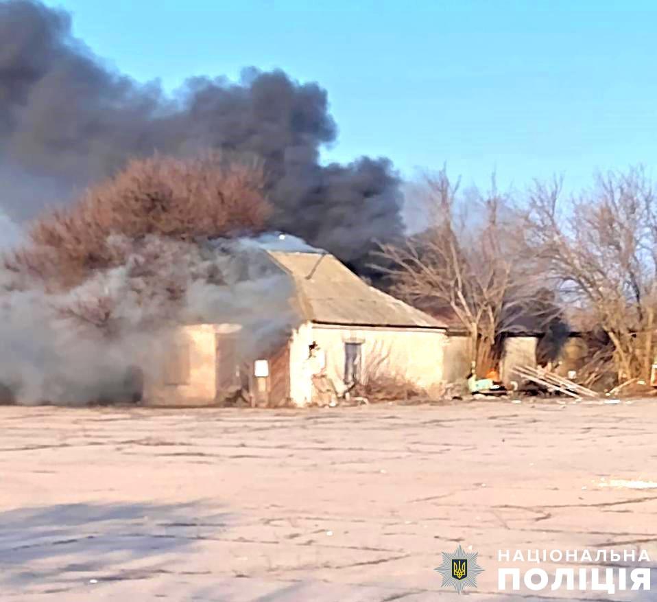 В результате обстрелов Херсонской области за сутки ранены три человека, полиция документирует последствия