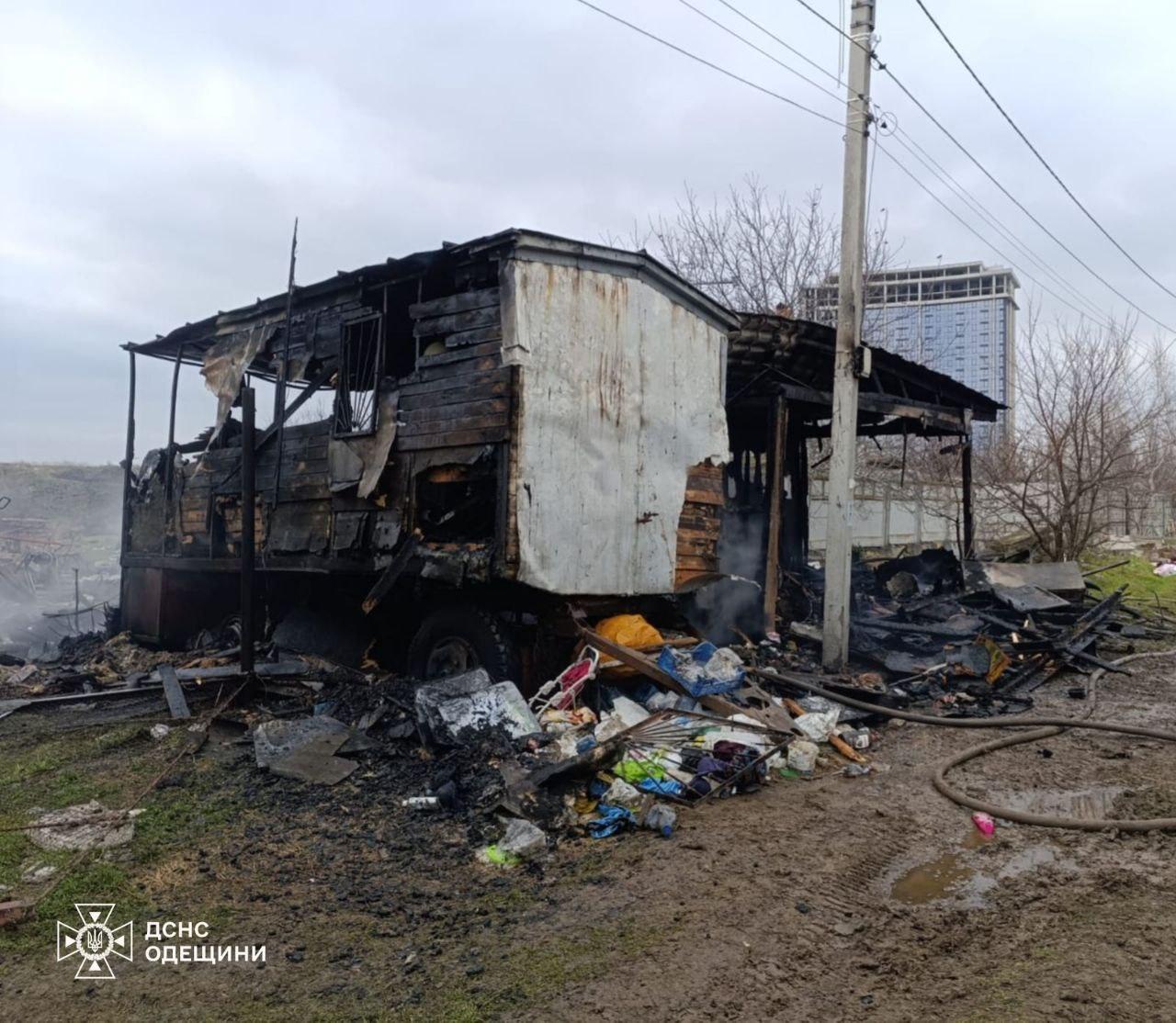 В пригороде Одессы тушат пожар