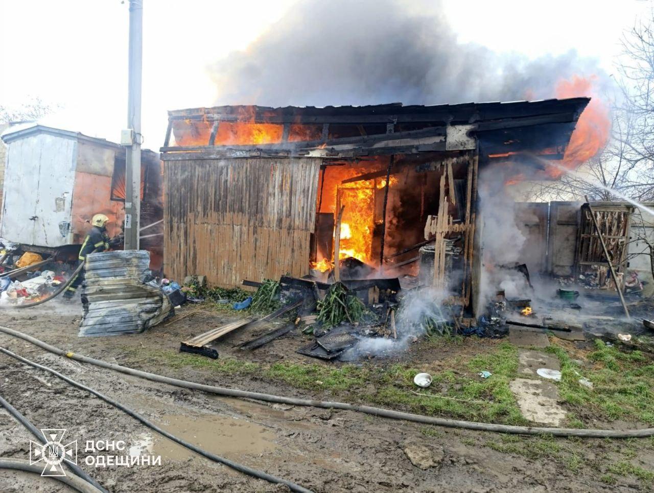 В пригороде Одессы тушат пожар