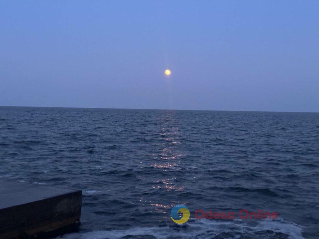 Полнолуние в зимнем небе: одесситы наблюдают восход луны на пляжах (фоторепортаж)