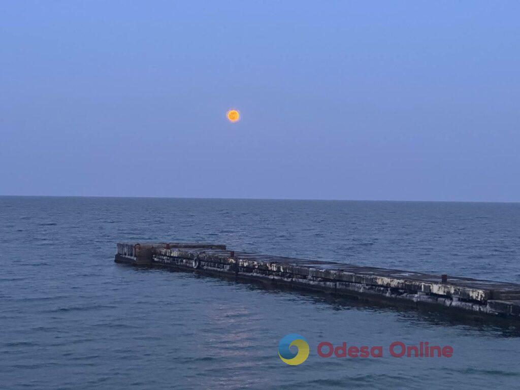 Полнолуние в зимнем небе: одесситы наблюдают восход луны на пляжах (фоторепортаж)