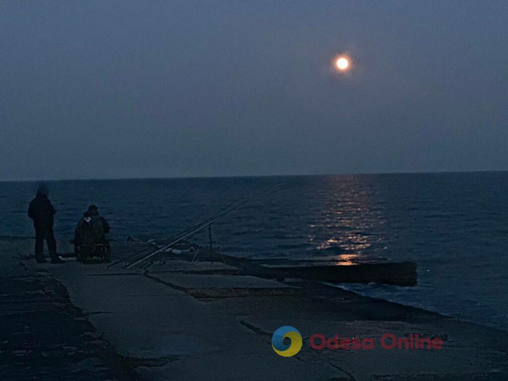 Полнолуние в зимнем небе: одесситы наблюдают восход луны на пляжах (фоторепортаж)