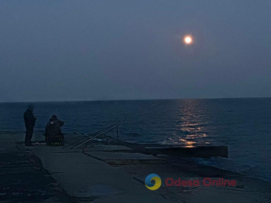 Полнолуние в зимнем небе: одесситы наблюдают восход луны на пляжах (фоторепортаж)