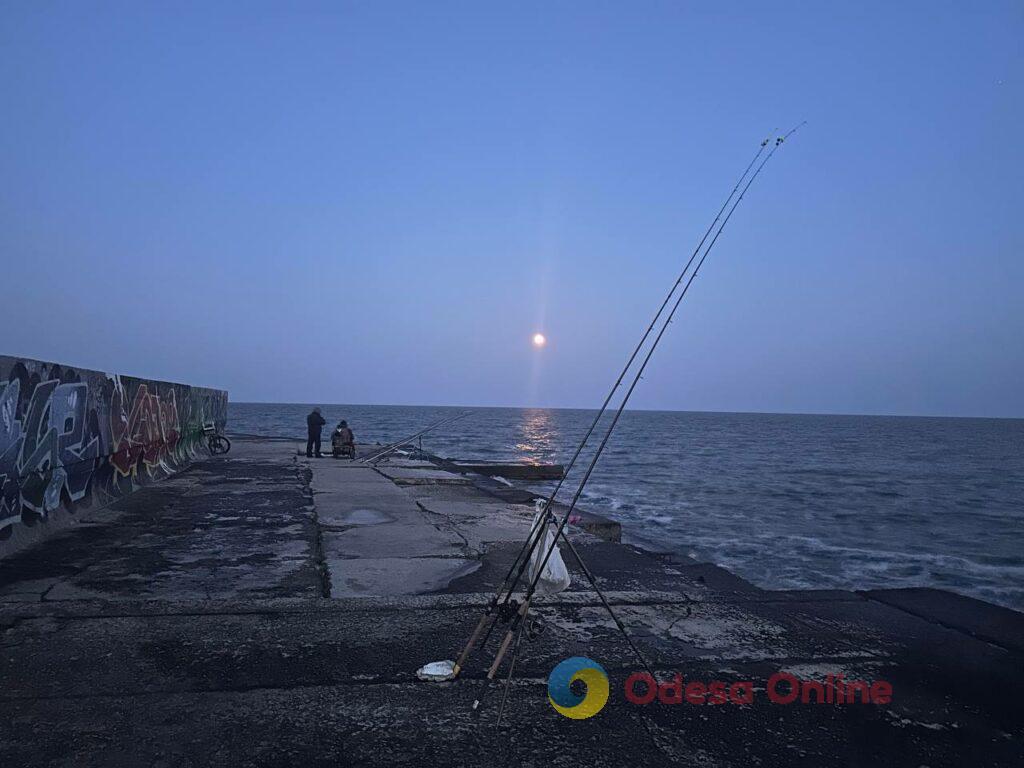 Повний Місяць у зимовому небі: одесити спостерігають повню на пляжах (фоторепортаж)