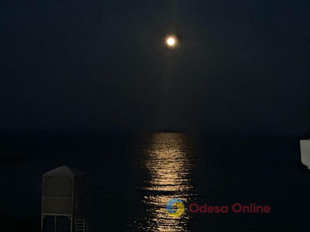 Полнолуние в зимнем небе: одесситы наблюдают восход луны на пляжах (фоторепортаж)