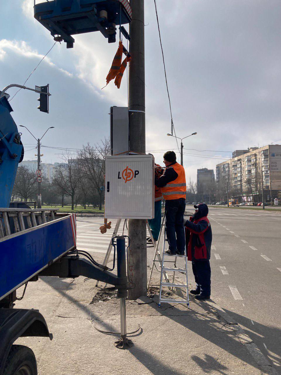 Одеса: на Балківській відремонтували пошкоджений внаслідок ДТП світлофор