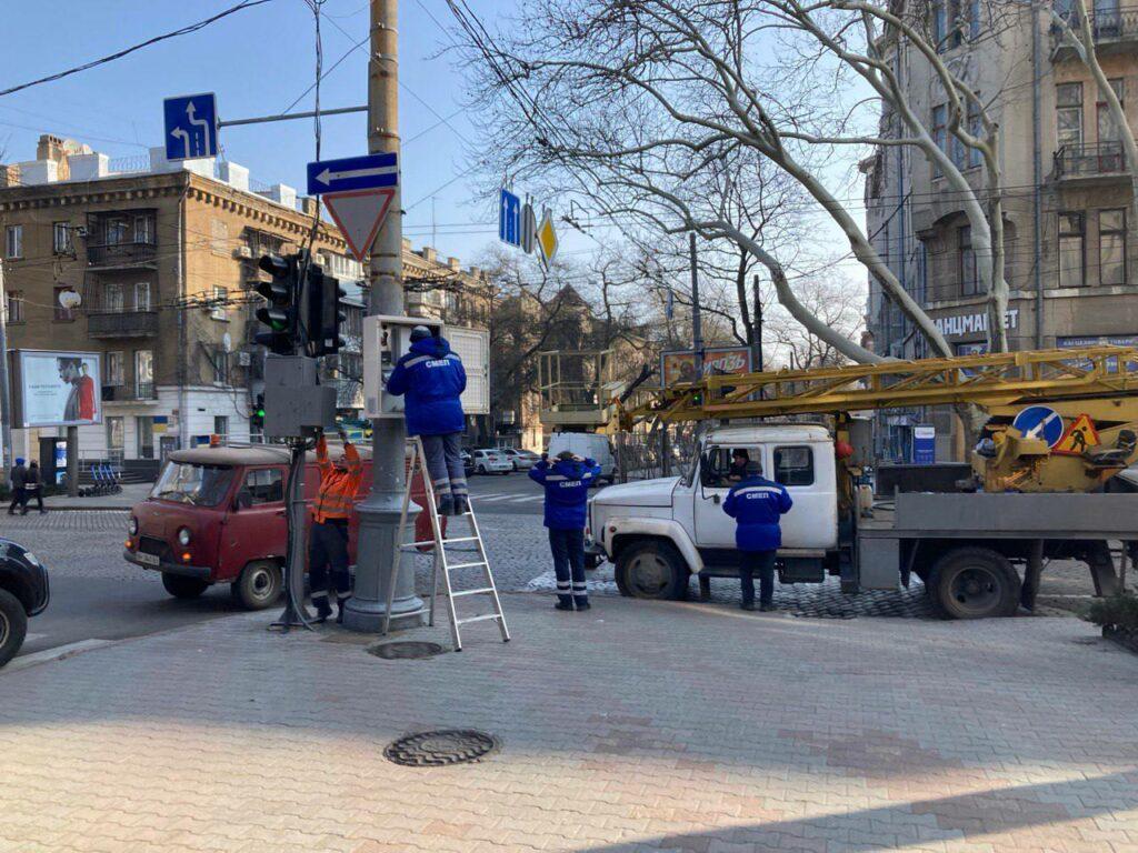 На шести одесских перекрестках появились светофоры с бесперебойниками