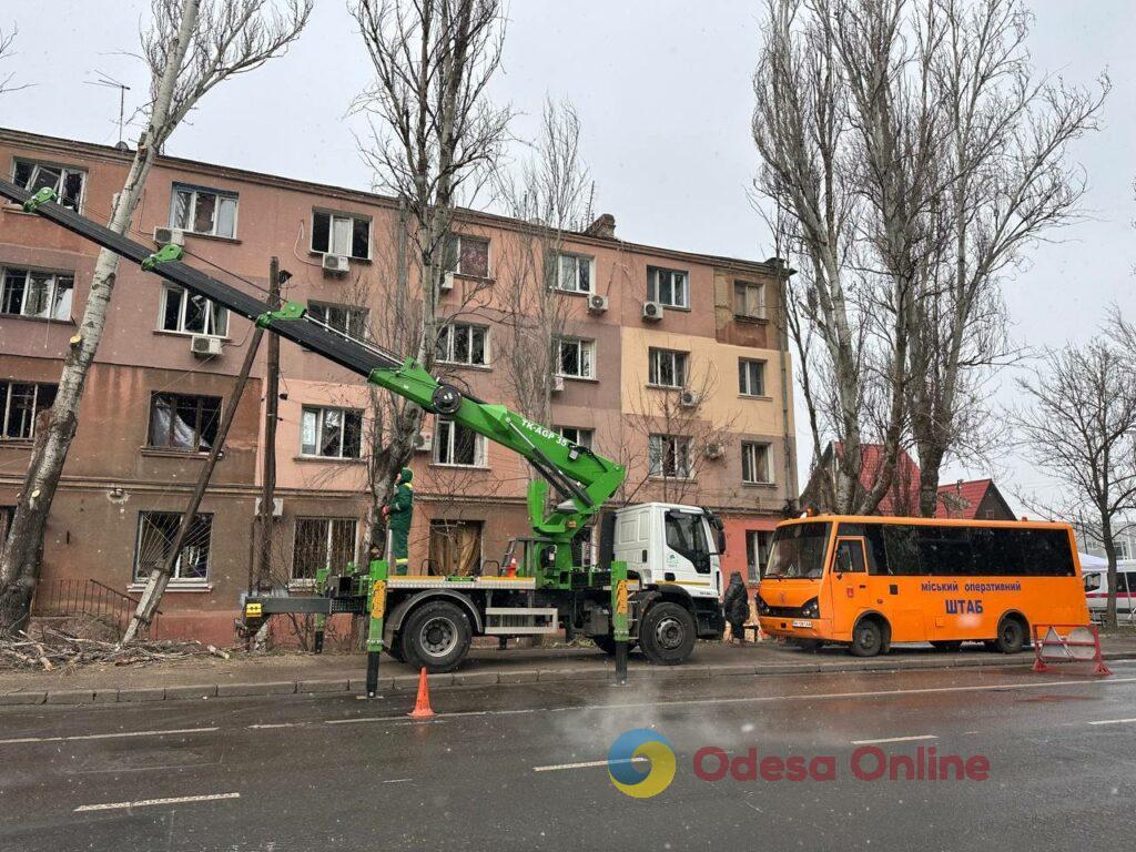 Бомбили — стіни тремтіли, ми присідали й молилися Богу: одесити розповідають про вечірній удар (фоторепортаж)