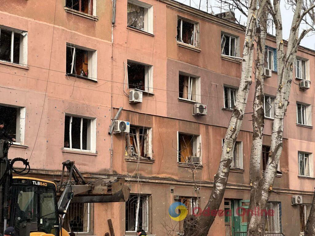 Бомбили — стіни тремтіли, ми присідали й молилися Богу: одесити розповідають про вечірній удар (фоторепортаж)