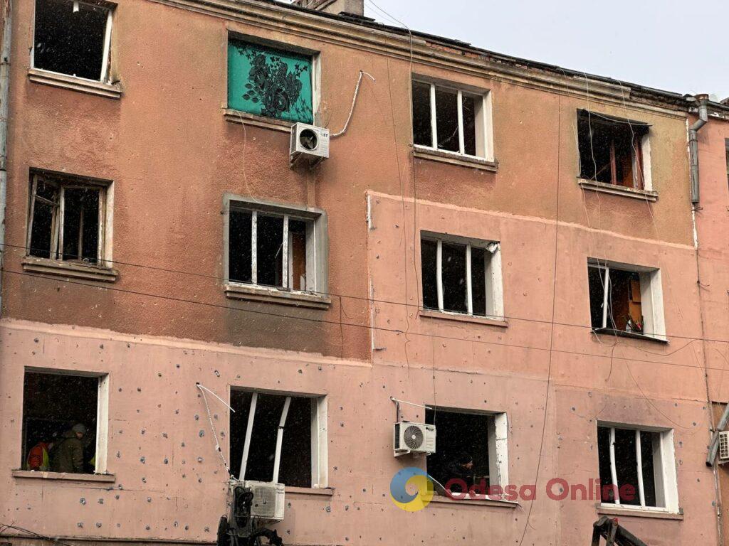 Бомбили — стіни тремтіли, ми присідали й молилися Богу: одесити розповідають про вечірній удар (фоторепортаж)