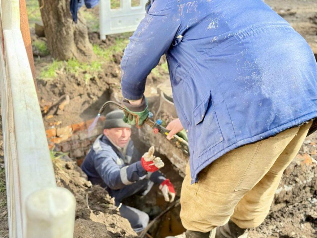 В Одесі ліквідовують прорив теплотраси (фото)