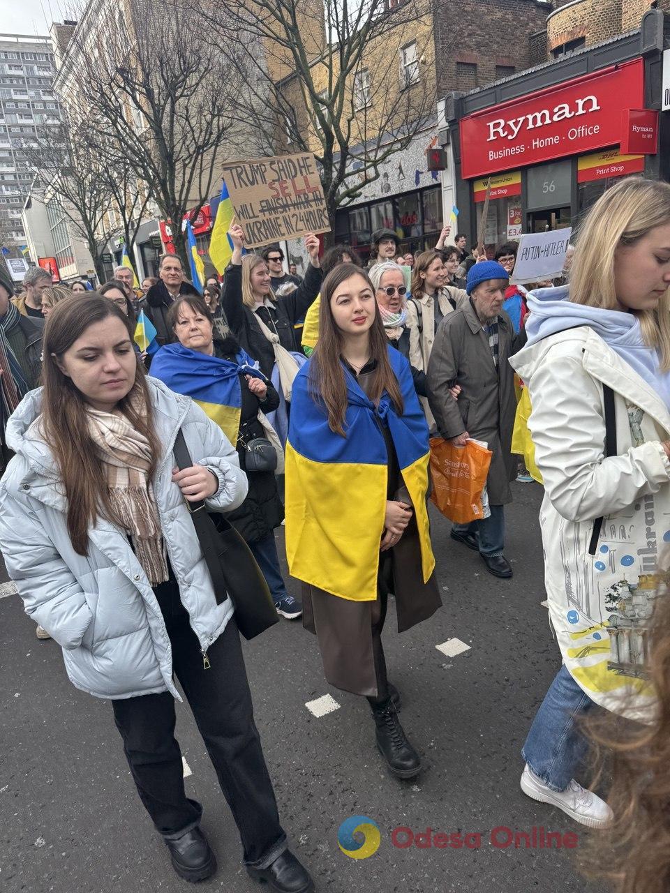 У Лондоні приходить масовий мітинг на підтримку України (фото, відео)