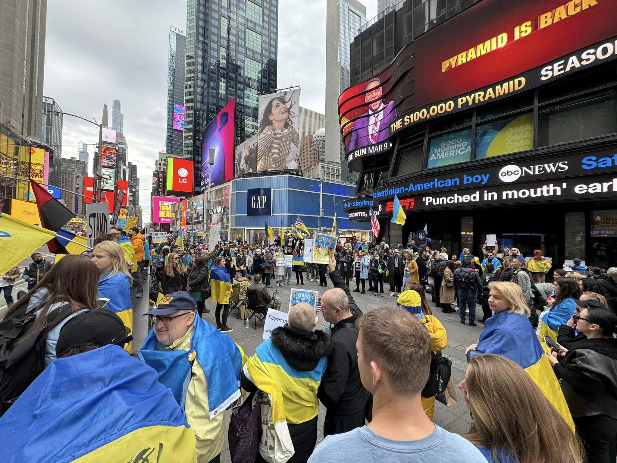 Митинг в поддержку Украины проходит прямо сейчас в Нью-Йорке (фото, видео)