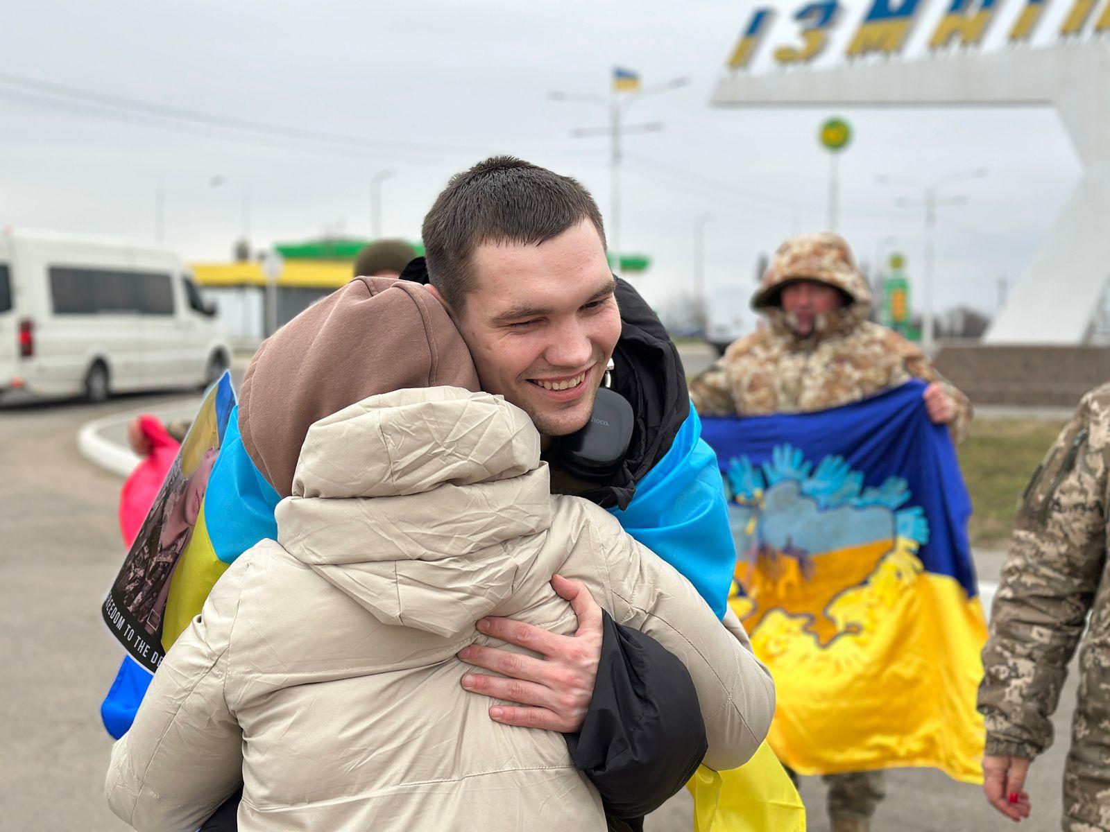 В Одесской области встретили освобожденного из плена пограничника (фото, видео)