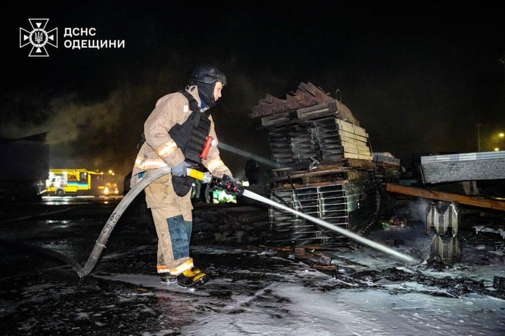 Пожарные ликвидировали последствия атаки на Одесскую область: горели автомобили и дом (фото, видео)