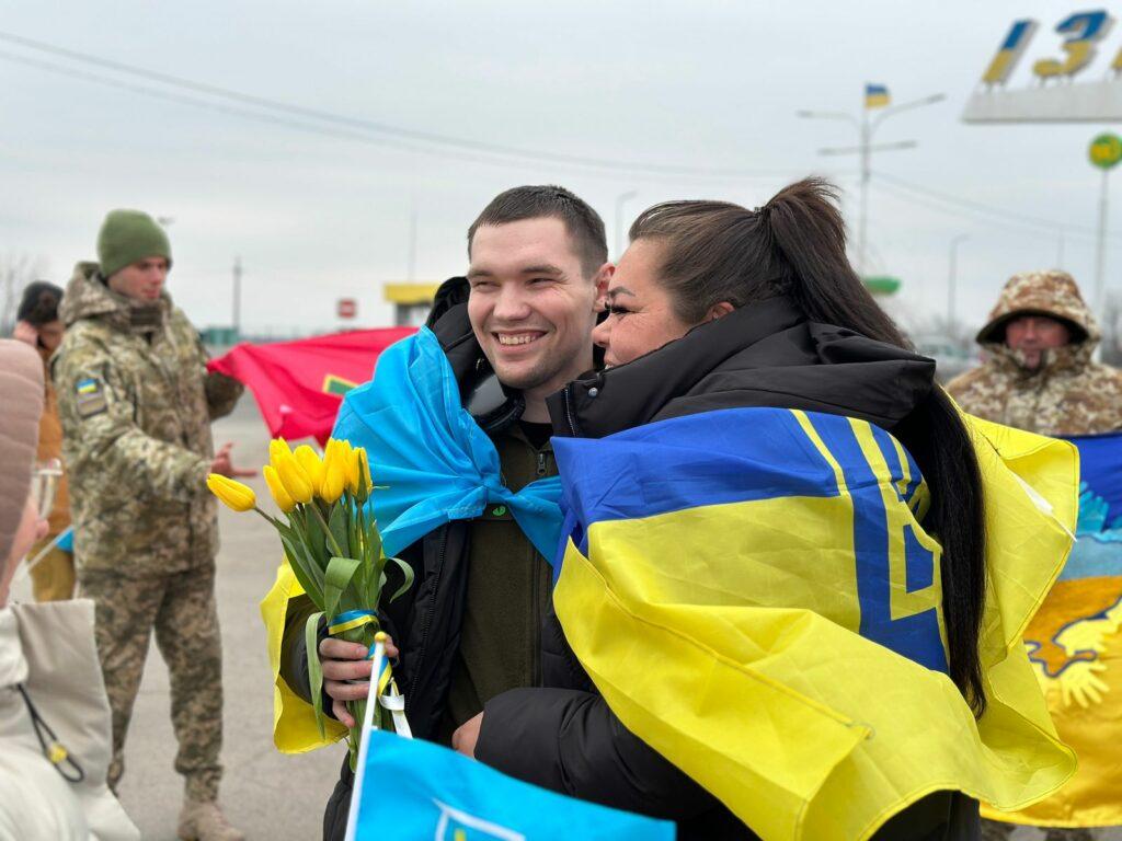 В Одесской области встретили освобожденного из плена пограничника (фото, видео)