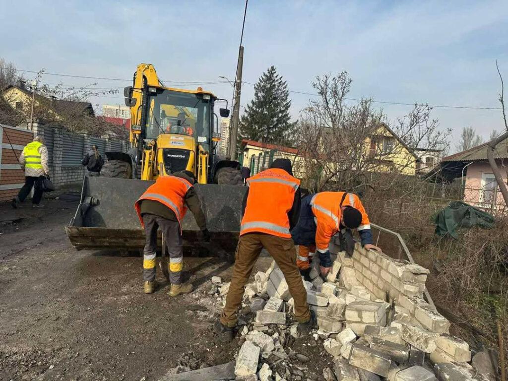 Відновлюють покрівлю та закривають вікна: одеські комунальники ліквідовують наслідки атаки по місту