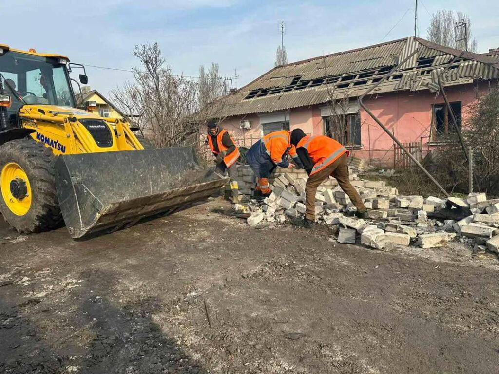 Відновлюють покрівлю та закривають вікна: одеські комунальники ліквідовують наслідки атаки по місту