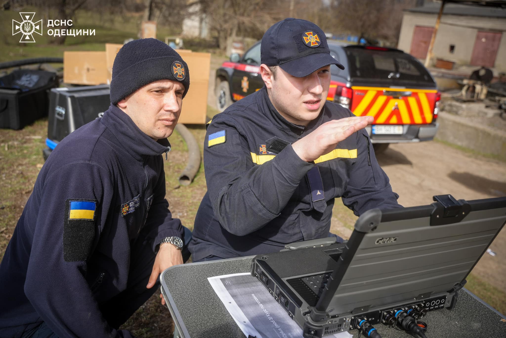 Хіміки ДСНС перевіряють на вміст шкідливих речовин повітря в Одесі (фото)