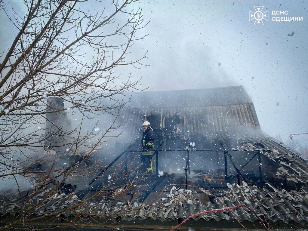 На Одещині згорів будинок та гараж з авто