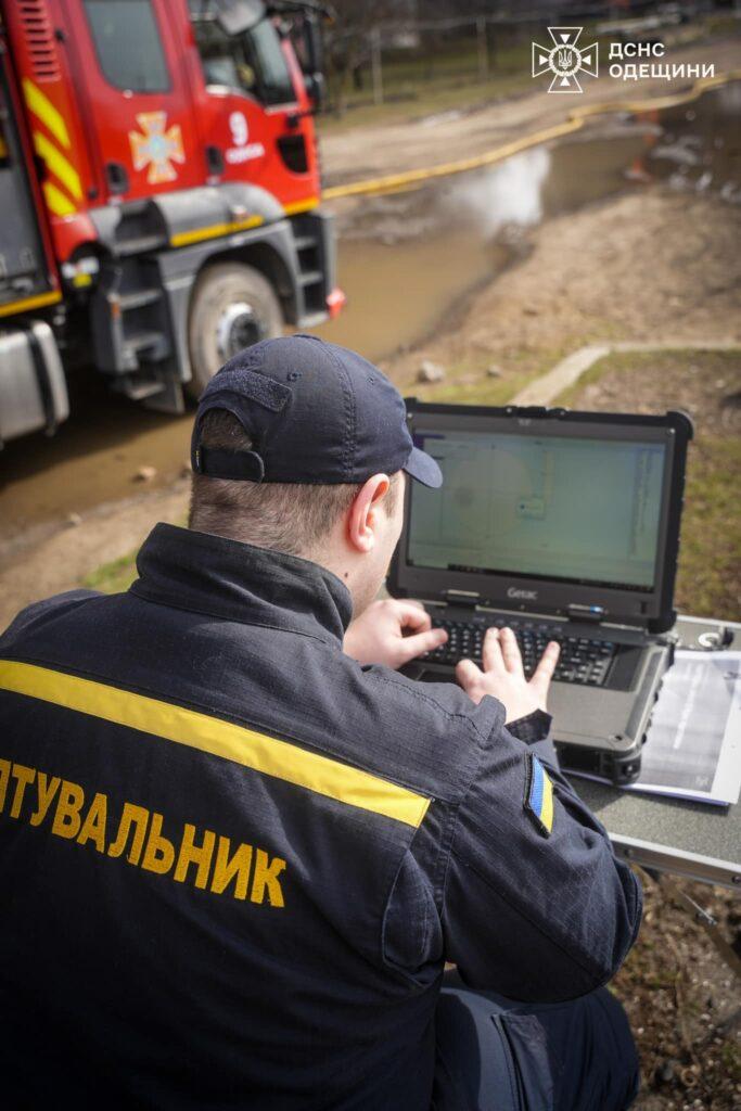 Хіміки ДСНС перевіряють на вміст шкідливих речовин повітря в Одесі (фото)